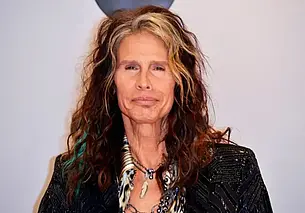 Лидер культовой группы Aerosmith Стивен Тайлер повредил связки и больше не сможет петь