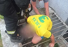 В Могилеве нога ребенка застряла в решетке: помогли спасатели