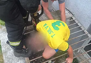 В Могилеве нога ребенка застряла в решетке: помогли спасатели