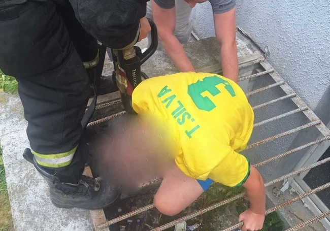 В Могилеве нога ребенка застряла в решетке: помогли спасатели