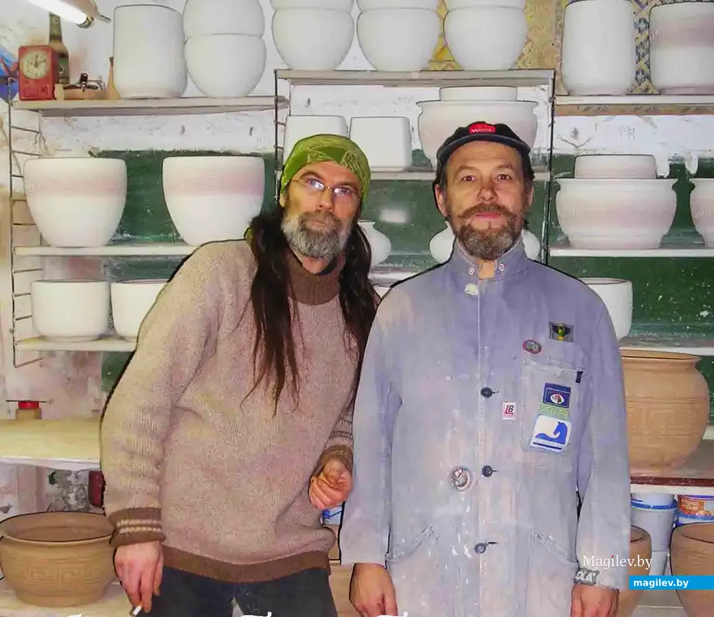 1990-е годы, Могилев. Петр и Павел на фоне своей продукции.