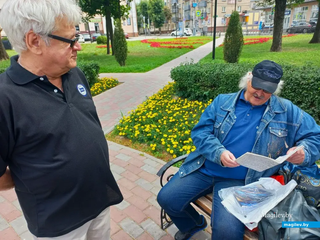 04.08.2024 г., Могилев. Гена Семенов читает стихи друга.