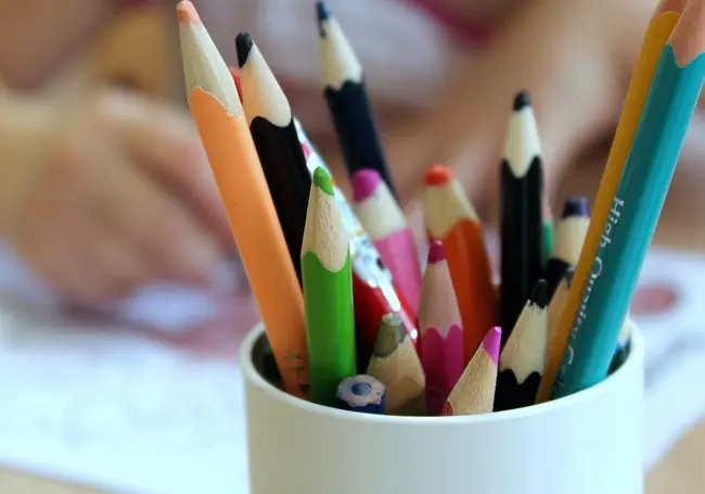 «Если малец на художника не тянет, сразу надо нам голову морочить?»: о чем могут рассказать детские рисунки – узнали у психолога