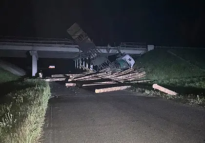 В Могилевском районе с моста упал груженый лесовоз. Водитель не пострадал