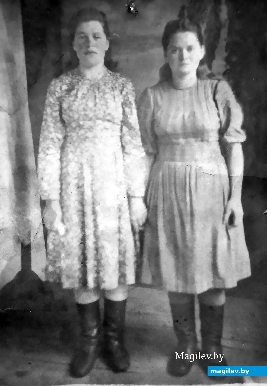 Конец 1940-х. Мама Светланы, Валентина Рябцева (справа) с соседкой Марией Куделкой.