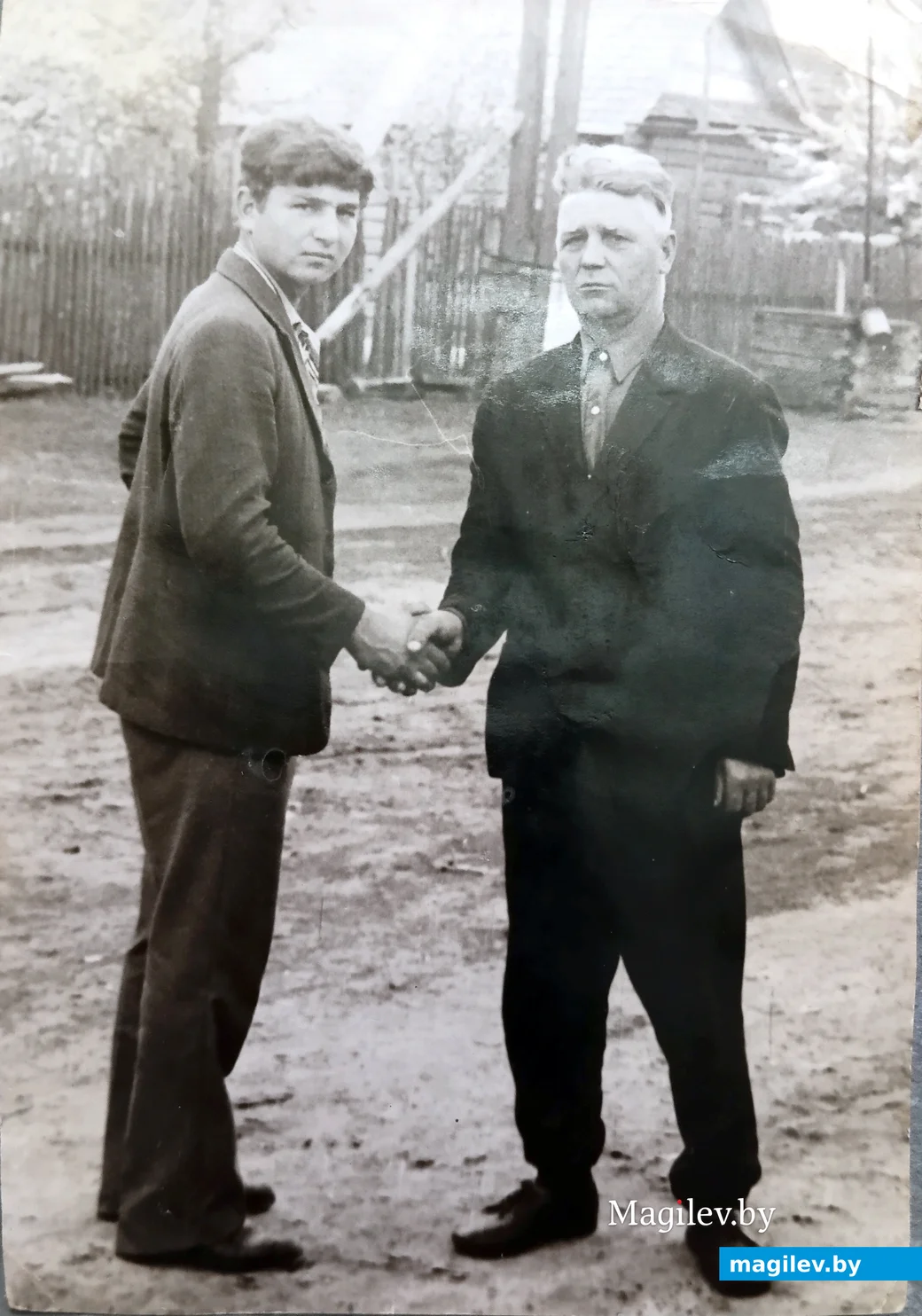 1971 год. Брата Мишу провожают в армию. Справа отец Сергей Малахович.