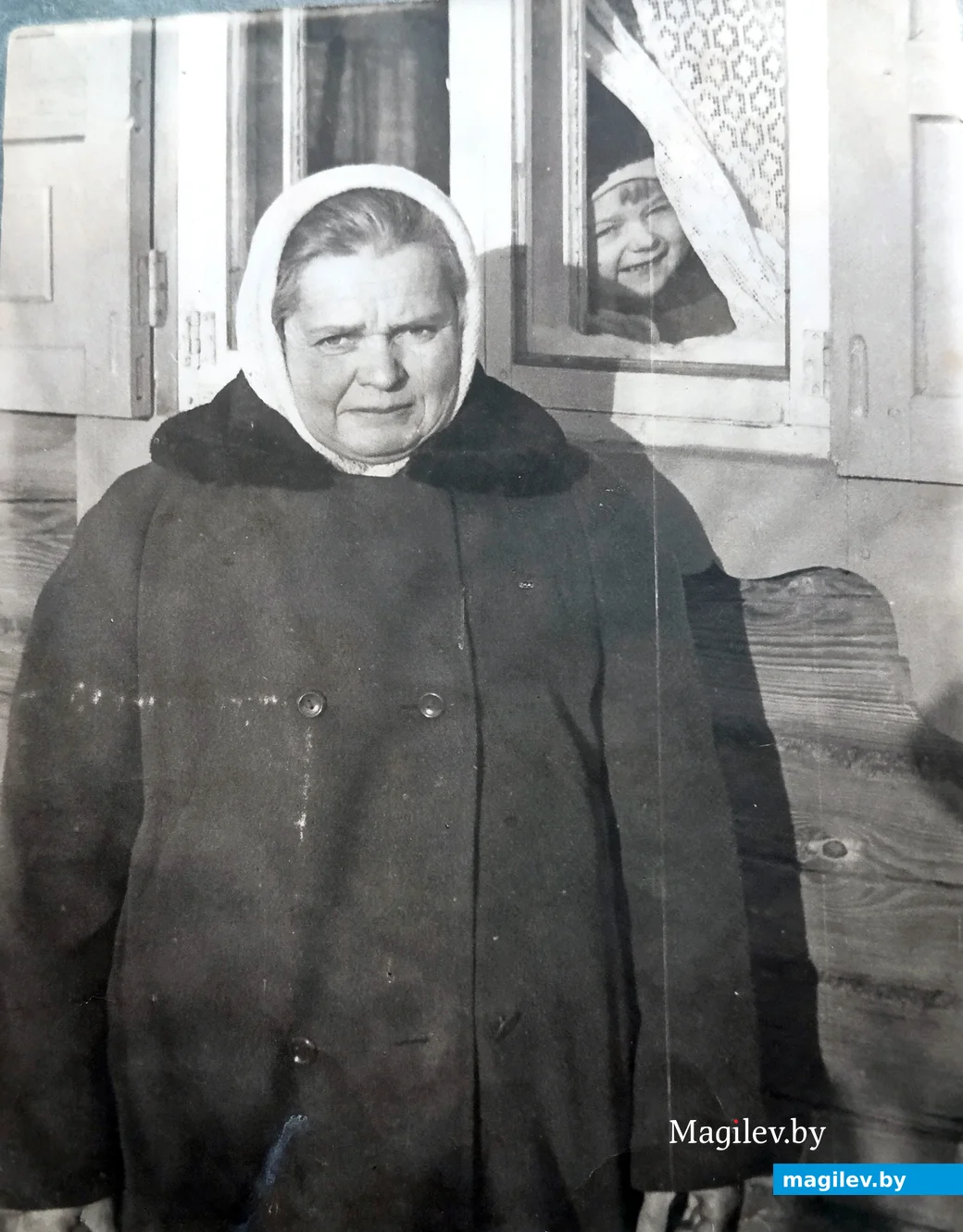 Начало 1970-х. Мама Валентина Дмитриевна и маленькая Светлана (в окне на заднем плане).