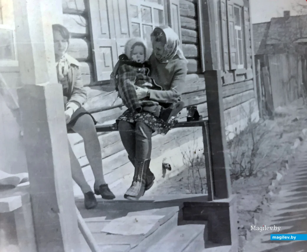 Начало 1980-х. Светлана на крылечке дома с племянником Виталиком.