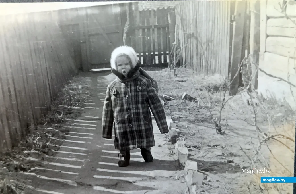 Начало 1980-х. Племянник Светланы Виталик во дворе дома в Заполье.