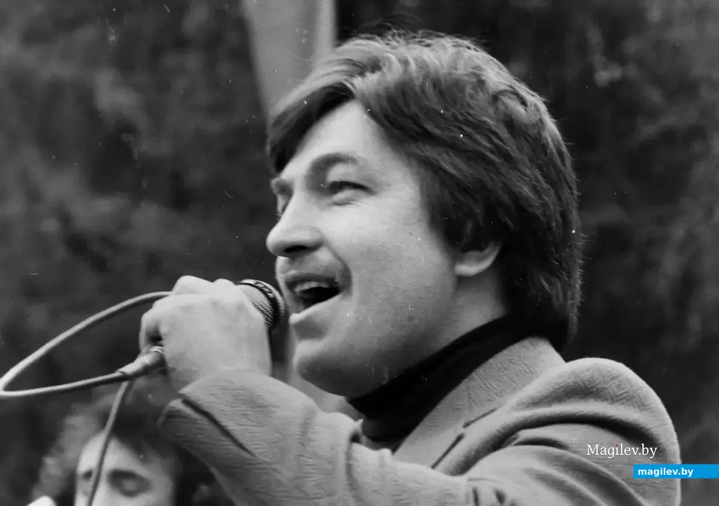 Начало 1980-х, Могилев, Печерский лесопарк. Поет Александр Шабалин.