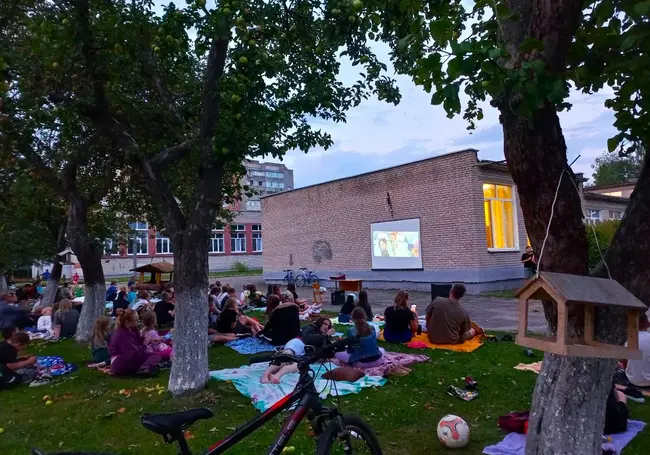 Кино в могилевской Казимировке: прямо в яблоневом саду