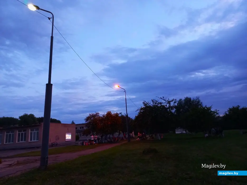 09.08.2024., Могилев, Казамировка, яблоневый сад сш №19, кино под открытым небом.