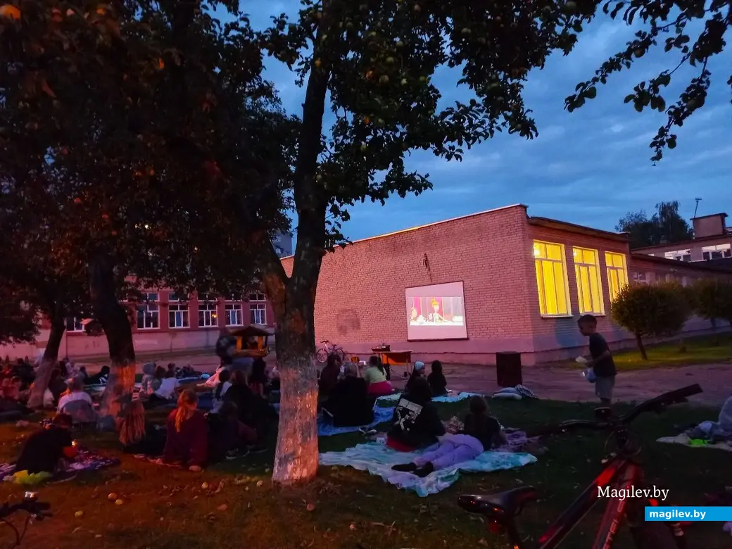09.08.2024., Могилев, Казамировка, яблоневый сад сш №19, кино под открытым небом.