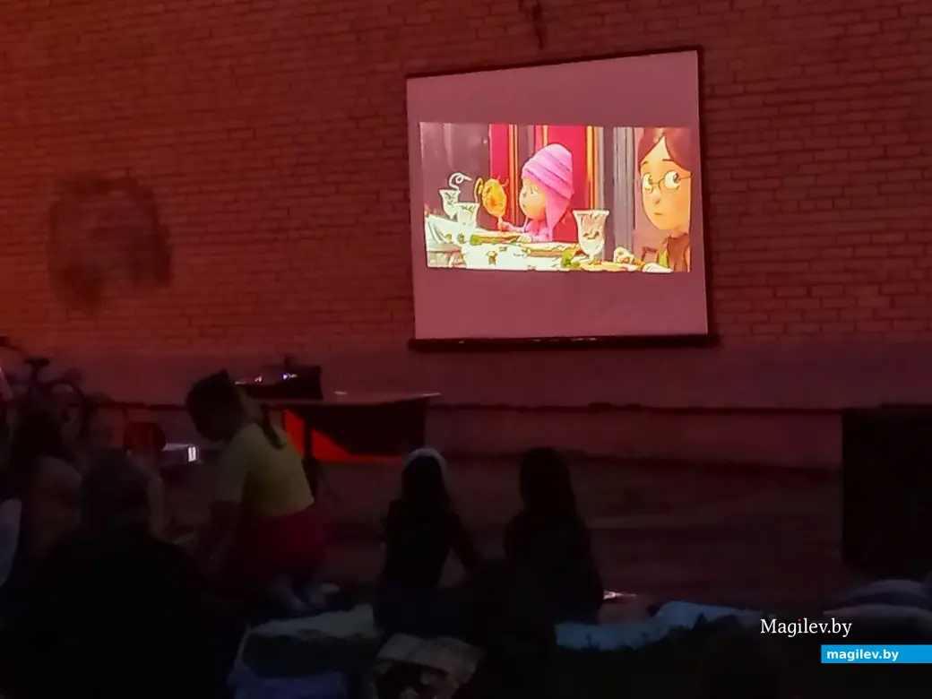 09.08.2024., Могилев, Казамировка, яблоневый сад сш №19, кино под открытым небом.