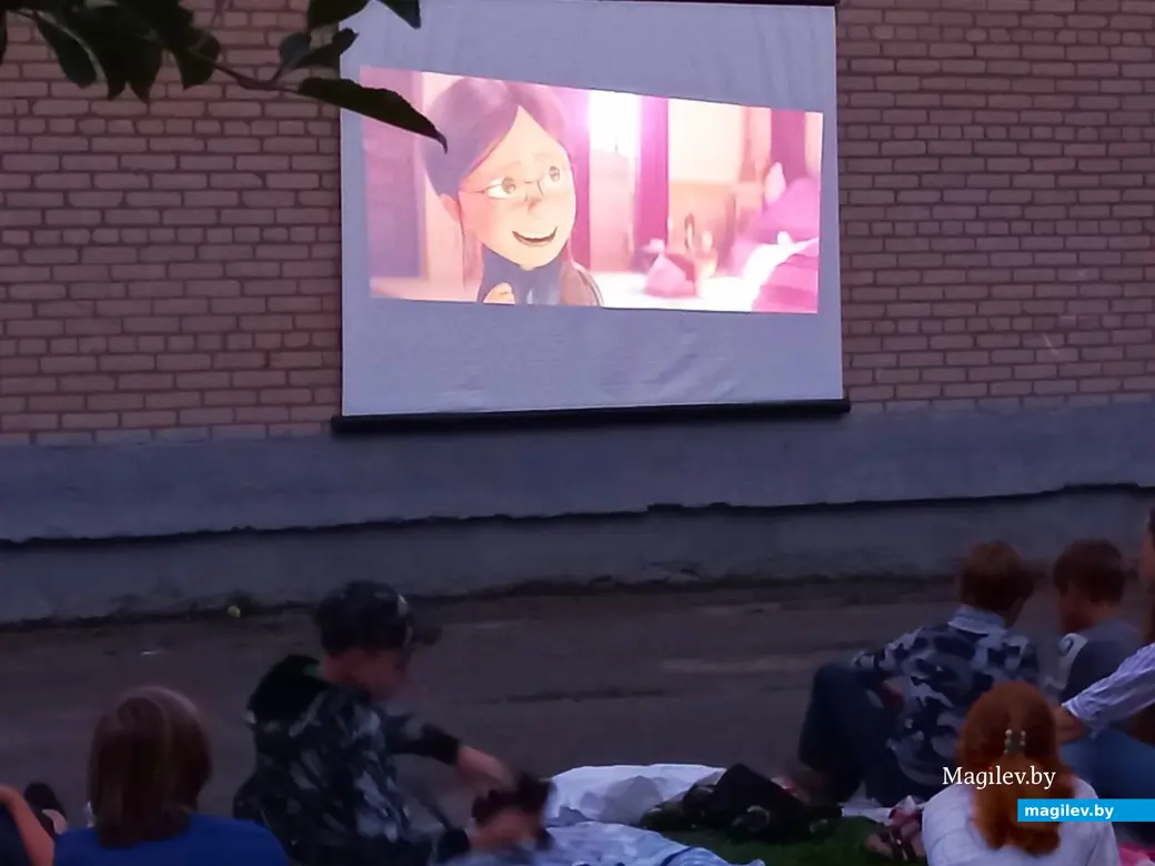 09.08.2024., Могилев, Казамировка, яблоневый сад сш №19, кино под открытым небом.
