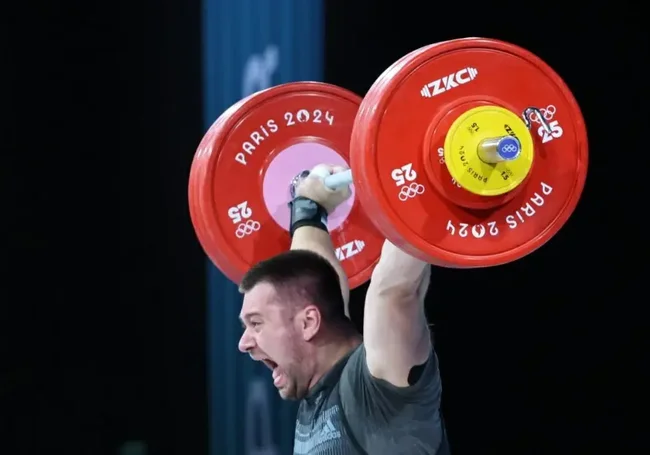Олимпиада в Париже: Штангист Евгений Тихонцов принес Беларуси четвертую медаль
