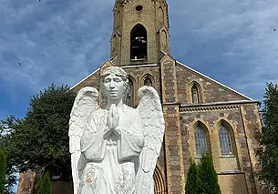 Столетние храмы, камень с крестом и кладбище