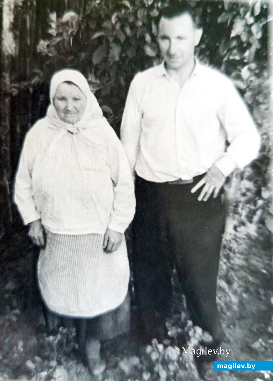 1960-е. Муж Елены Савельевны Семен Долбик вместе со своей мамой Софией.