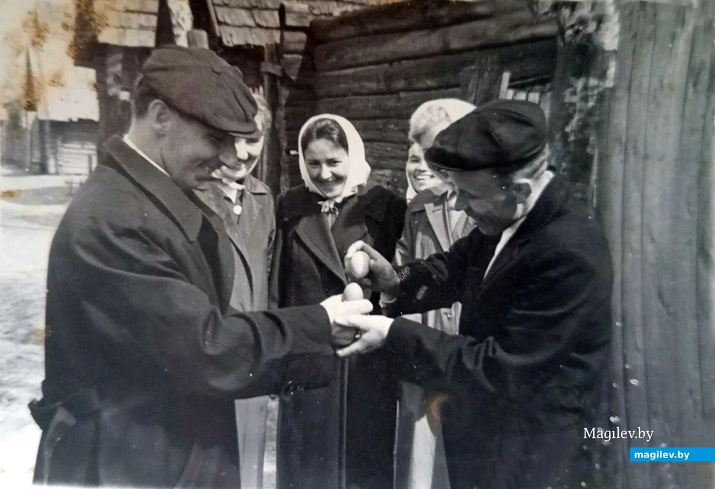 1970-е. На Пасху в деревне Балашевичи жители играют в битки пасхальными яйцами. Муж Елены
