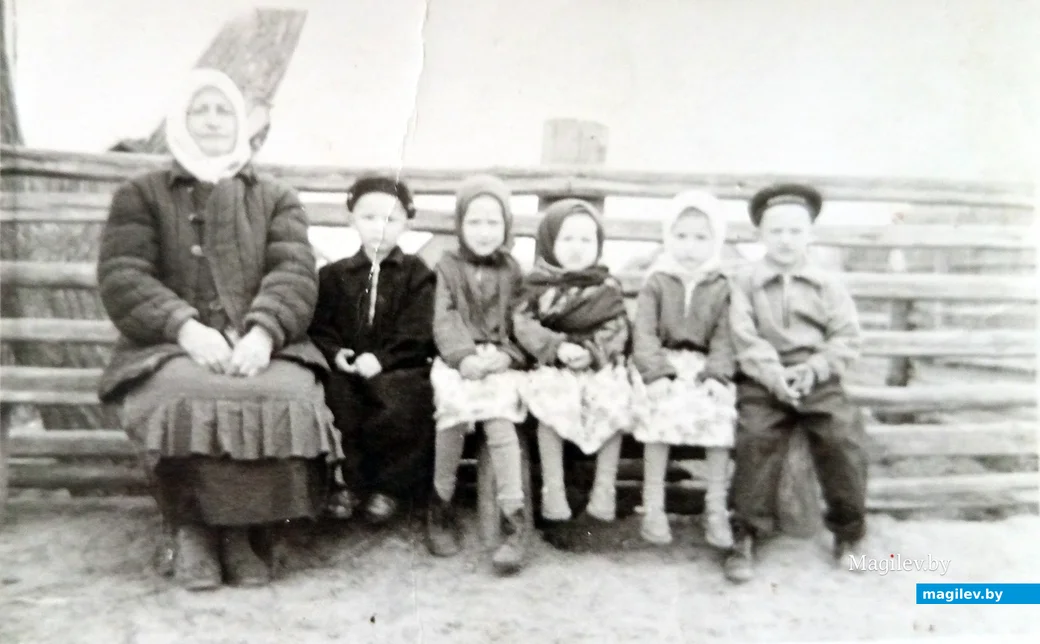 1970-е. Мама Елены Савельевны, София Павловна, с внуками на деревенской лавочке.