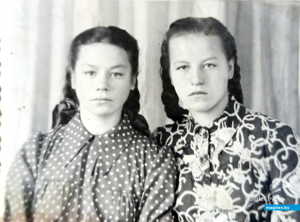 1950-е. Елена Долбик (слева) и ее сестра Наталья. Фото сделали специально, чтобы отправить брату