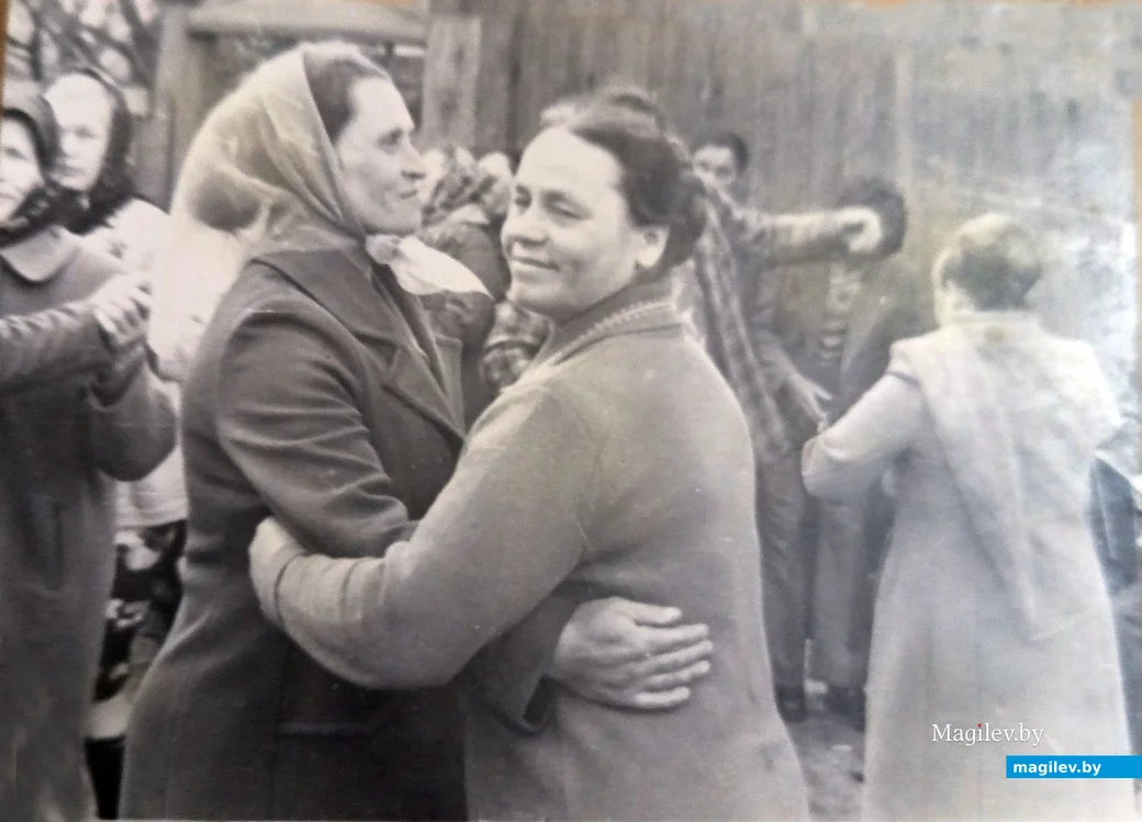 1980-е. Елена Савельевна (на переднем плане справа) танцует с подругой на деревенской свадьбе.