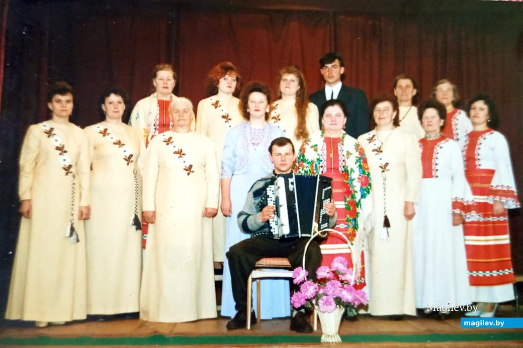 1990-е. Елена Савельевна в первом ряду третья слева.