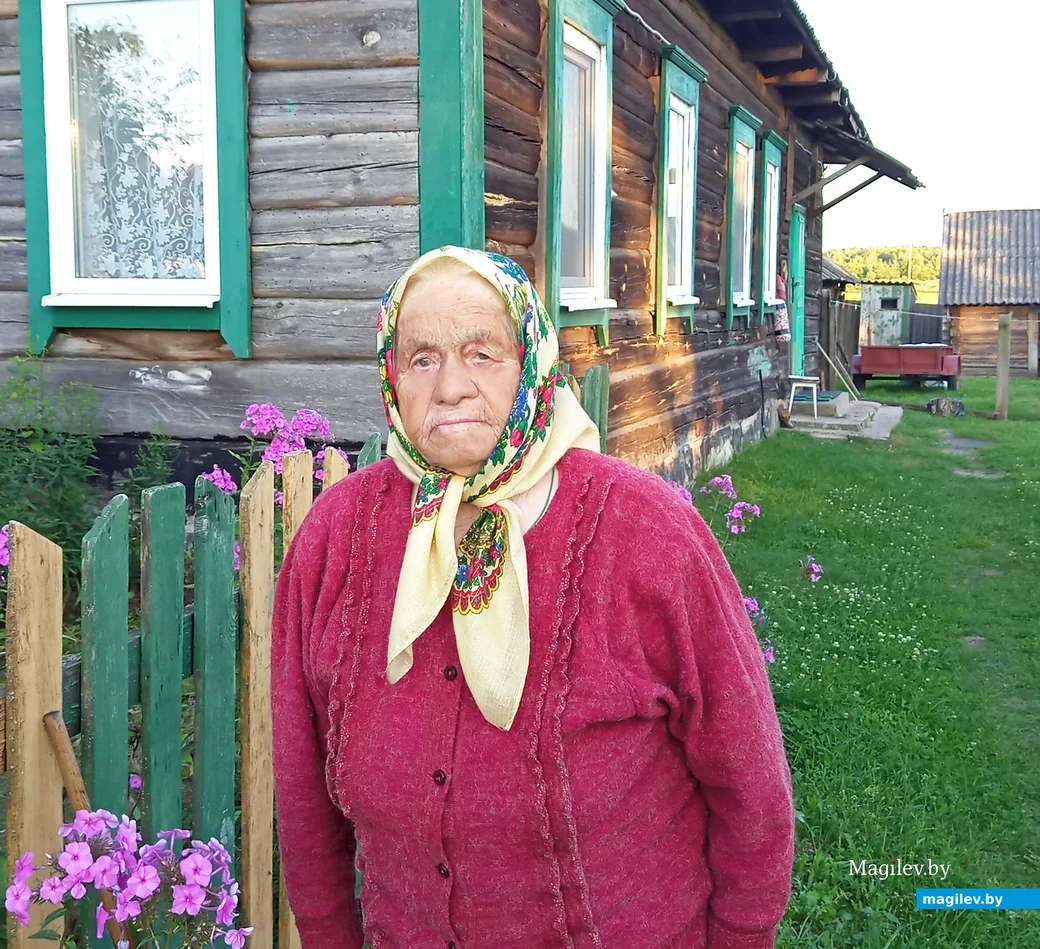 Август 2024 года. Елена Савельевна Долбик в дворе своего дома.