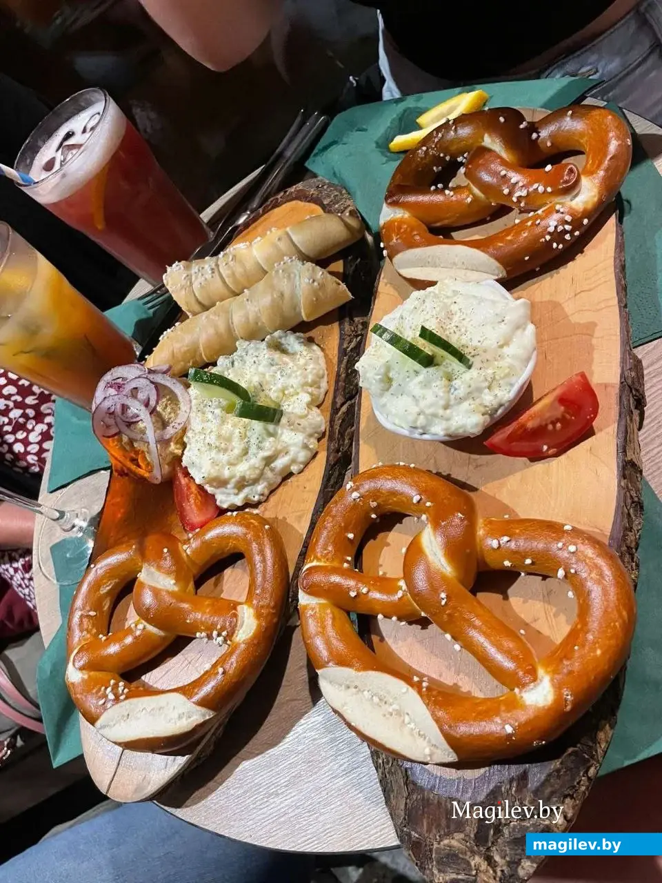 Уличная еда на городском празднике. Германия. Саксония. 2024 год.