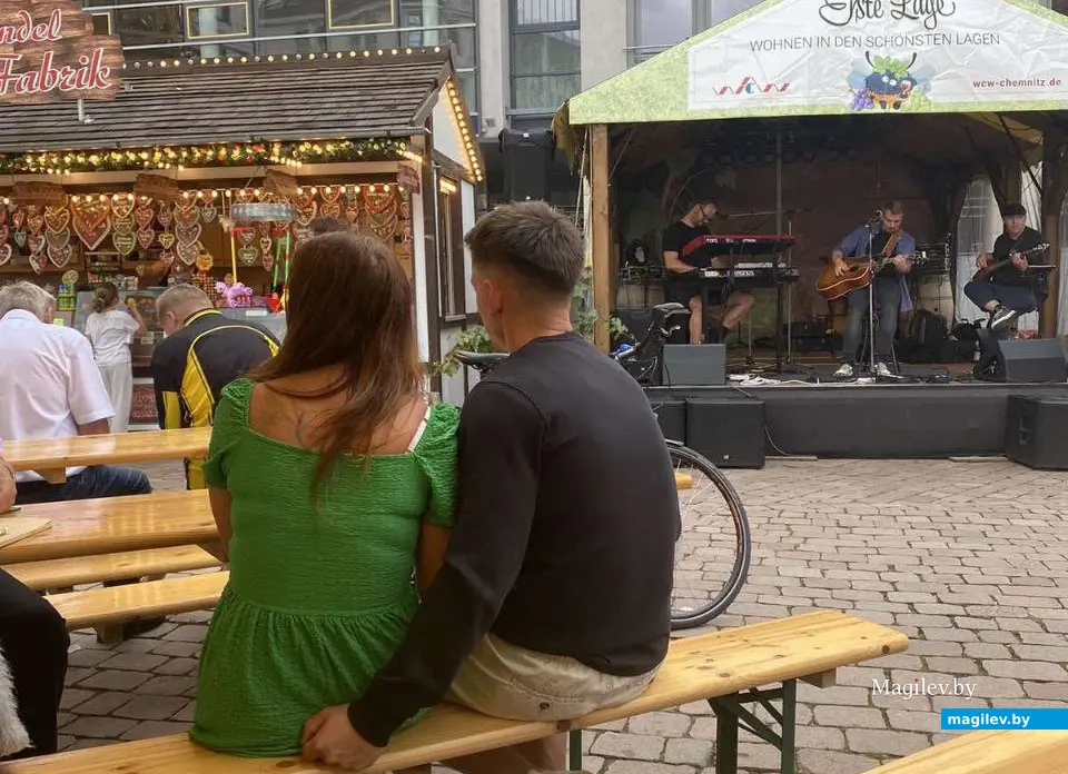 На городском празднике. Германия. Саксония. 2024 год. Дождь празднику не помеха.