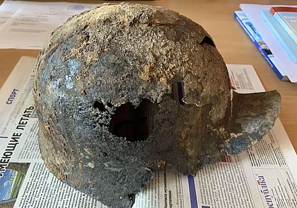 Из-под земли: на улице Красноармейской в Глуске найден военный шлем 1930-х годов