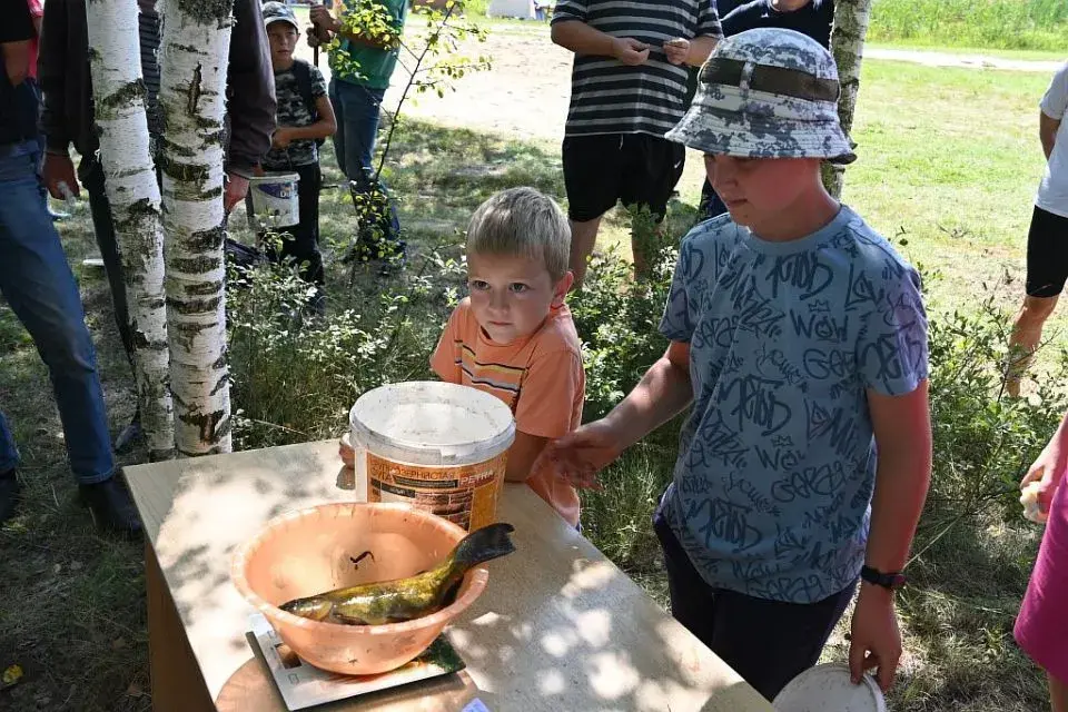28.08.2023 г. Хотимск. 1-й фестиваль «Залаты карась». Напряженный момент – взвешивание улова. Фото: khotimsk.gov.by