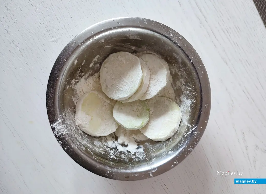 Хрустящие кабачки с соленым соусом.