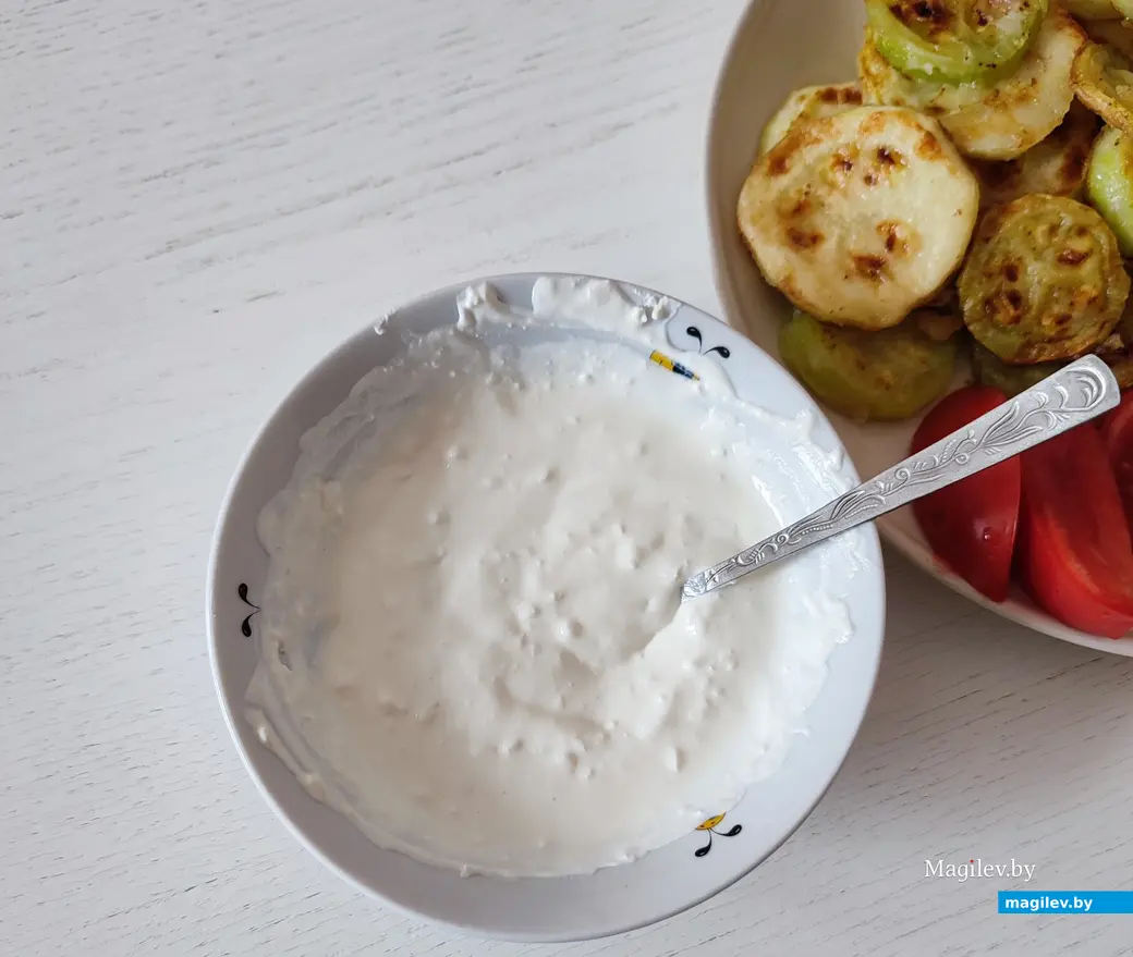 Хрустящие кабачки с соленым соусом.