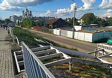 Установка пешеходного спускового моста по Пушкинскому проспекту в Могилеве. Фотофакт