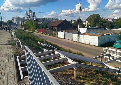 Установка пешеходного спускового моста по Пушкинскому проспекту в Могилеве. Фотофакт