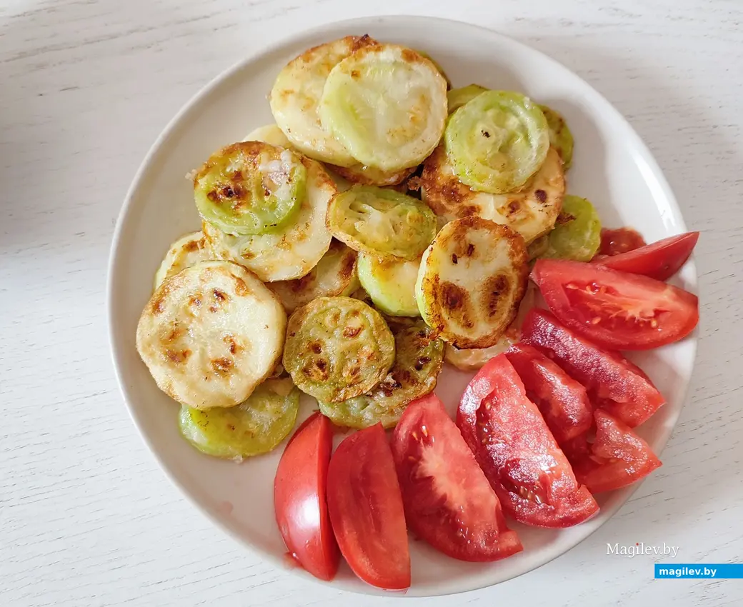 Хрустящие кабачки с соленым соусом.