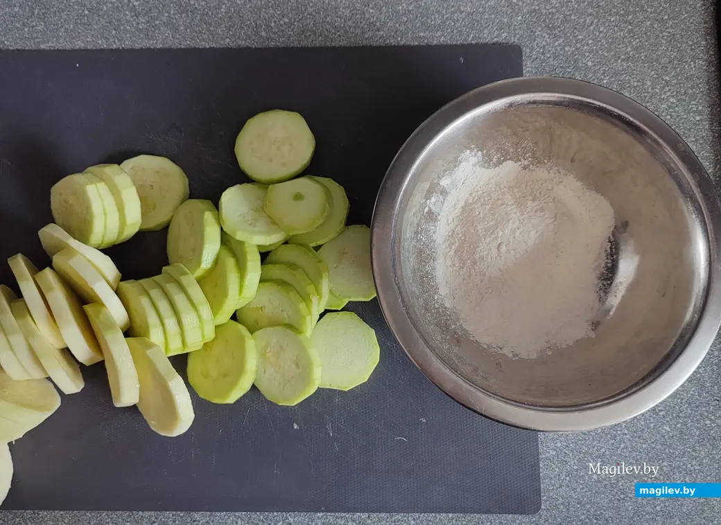Хрустящие кабачки с соленым соусом.