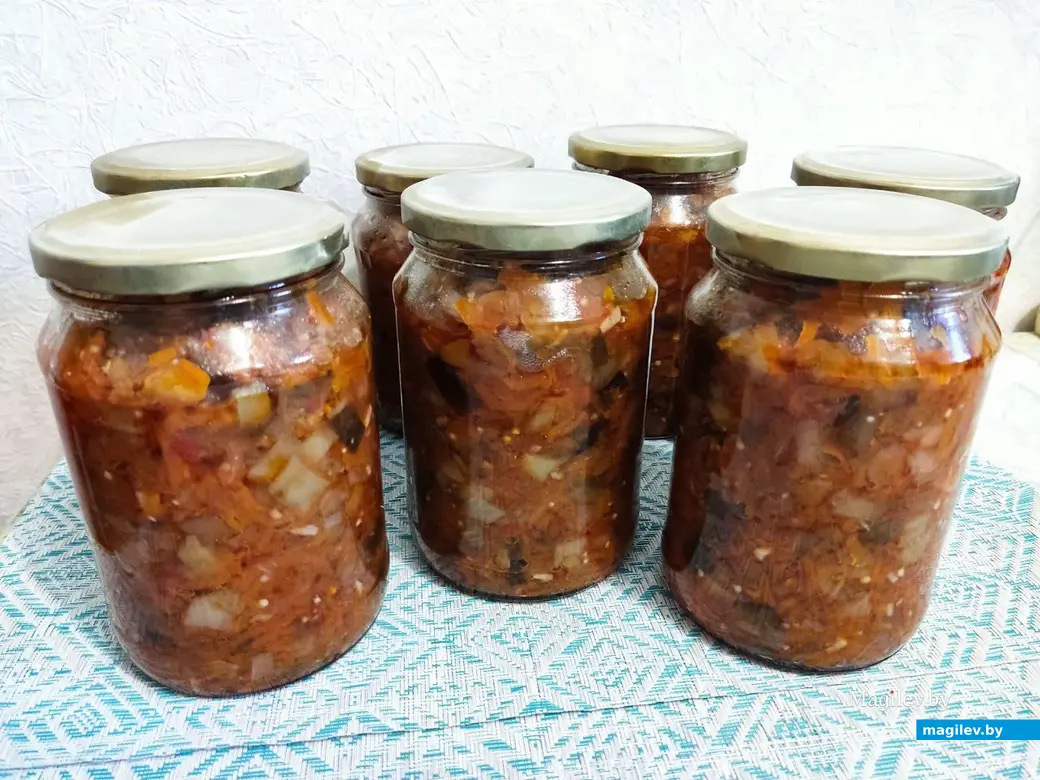 Икра баклажановая. Из указанных в рецепте продуктов получилось 7 баночек объемом 0,8 л