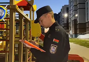 В Могилеве 3-летний мальчик упал с горки на детской площадке. Ребенок в больнице