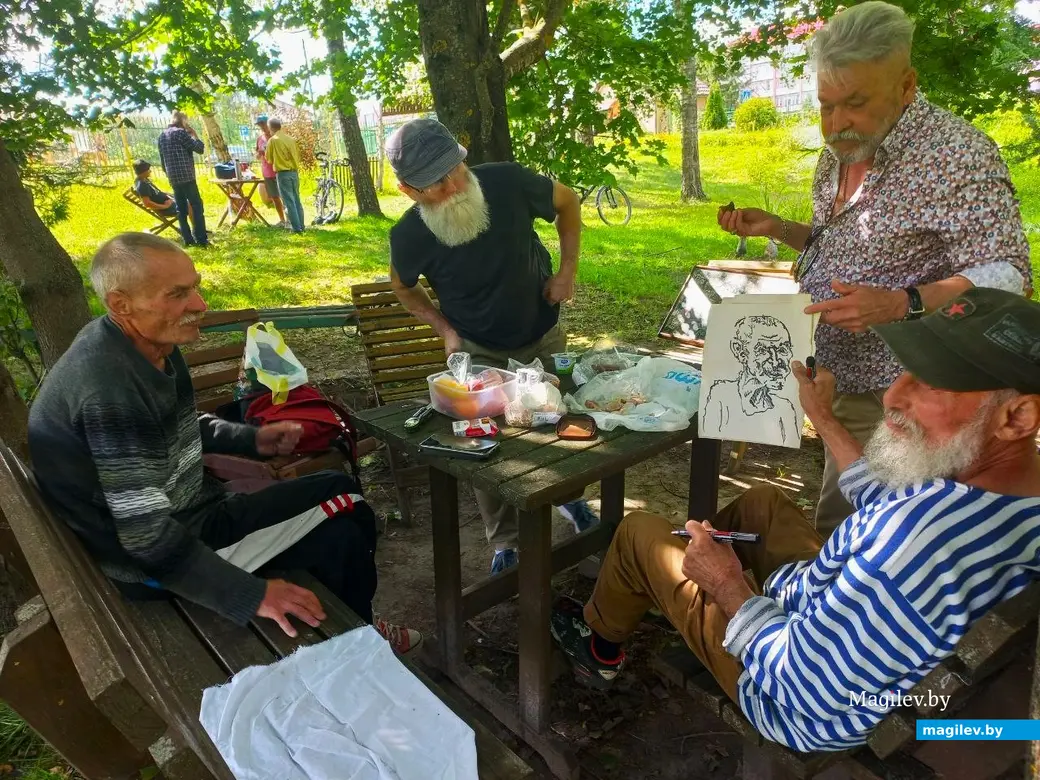 14.08.2024. Борис Борщ (справа) закончил один из рисунков.