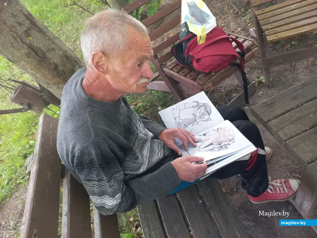 14.08.2024. Рипинский рассматривает альбом, подаренный Борщом.