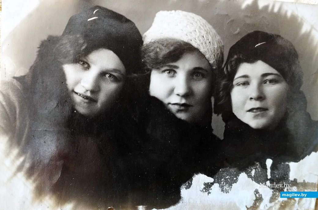 1930-е. Тетя Нины Андреевны, Феня Глаз, справа.