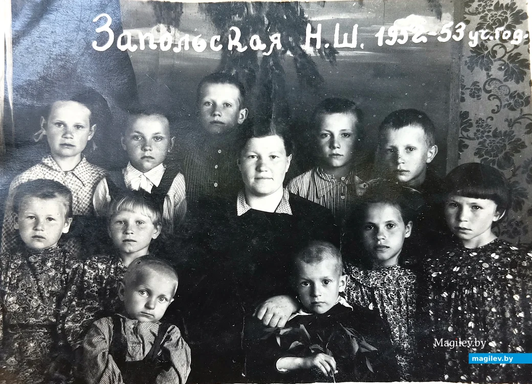 1952 год. Нина Андреевна (в первом ряду крайняя справа) в 1 классе.