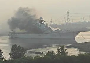 Списанный авианесущий крейсер «Минск» загорелся в Китае