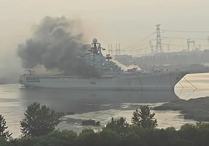 Списанный авианесущий крейсер «Минск» загорелся в Китае