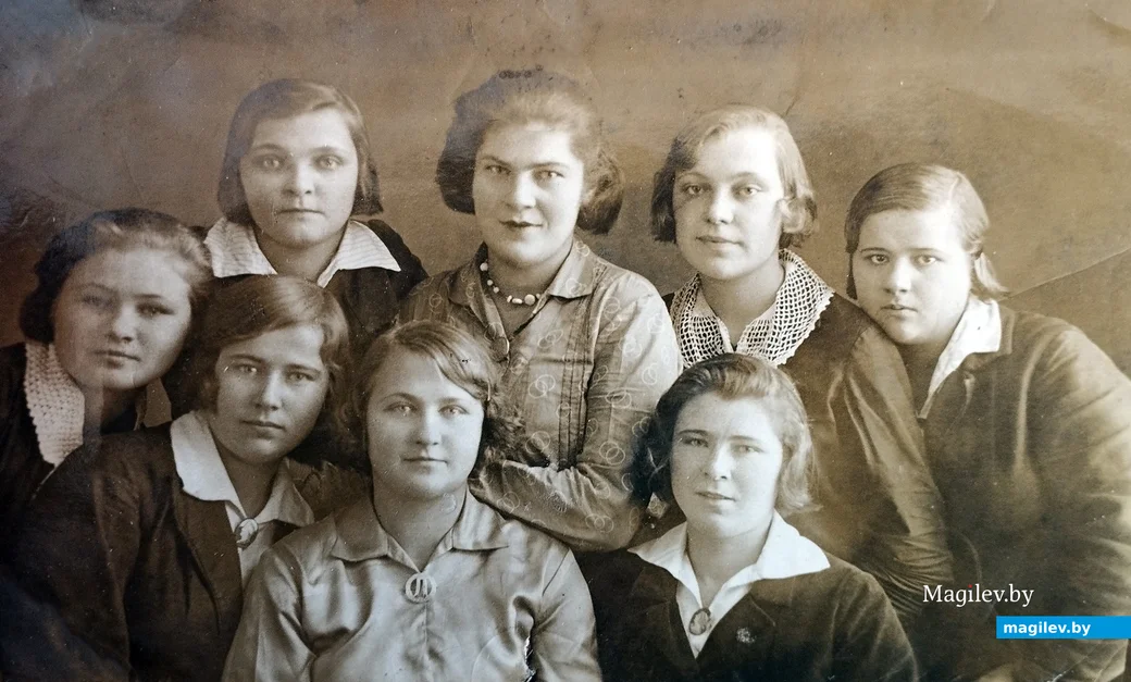 1930-е. Тетя Нины Андреевны, Феня Глаз, (в первом ряду крайняя справа) вместе с коллегами в артели