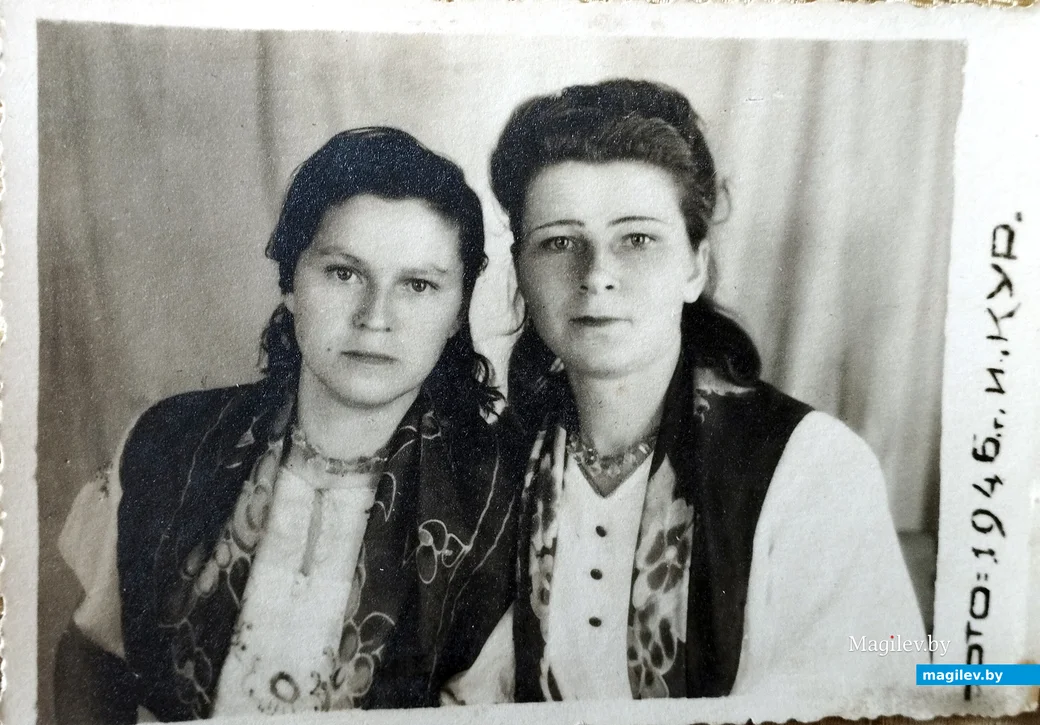 1946 год. Мама и тетя Нины Андреевны - Евдокия и Феня Глаз.