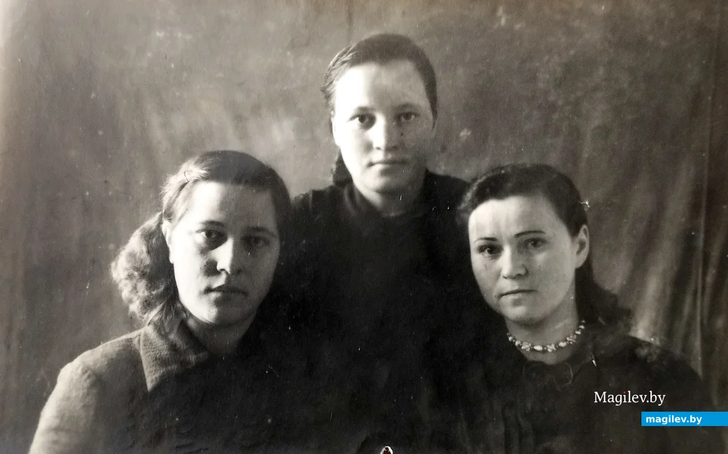1950-е. Евдокия Глаз (справа), сестры Новиченок: Антоля (в первом ряду), стоит Люба. Антоля самая