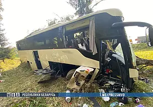 Автобус Москва-Брест съехал в кювет и врезался в деревья под Дзержинском. Есть пострадавшие